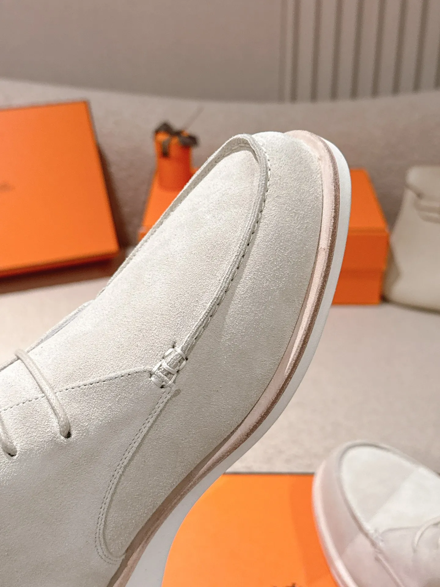 Men's Men's Shoes 660💰 Hermes men's size #26ss calfskin derby shoes, decorated with signature "H Diamant" details for a stylish and casual style. Fabric: Cow suede Lining: Mixed sheep lining Outsole: Genuine leather welt + original TPU Bottom thickness: 3CM Code number: 39-45 (customized at 46.47)